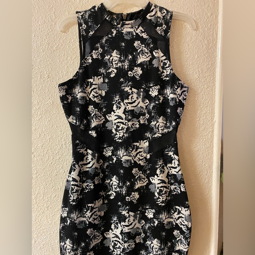 Sleeveless dress, to the knee, fitted